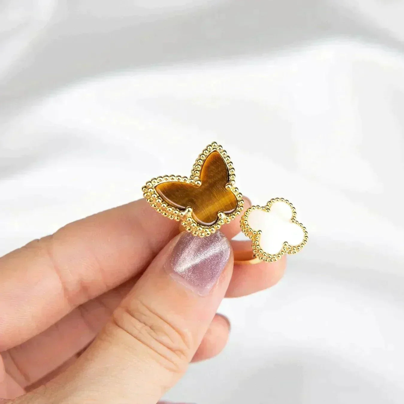 TimiLUCKY BETWEEN THE FINGER RING