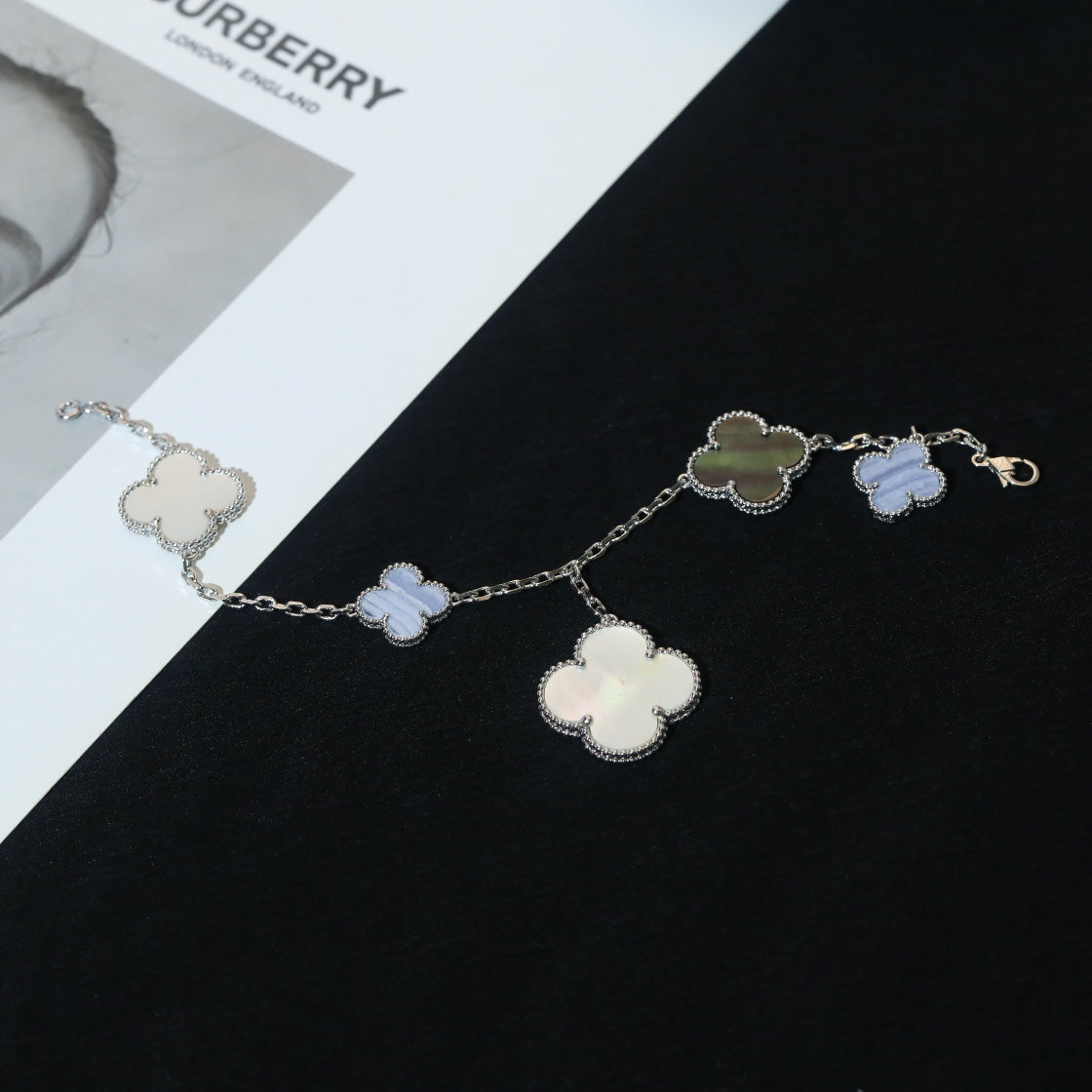 ¡®Timi¡¯CLOVER BRACELET 5 MOTIFS MOP CHALCEDONY SILVER