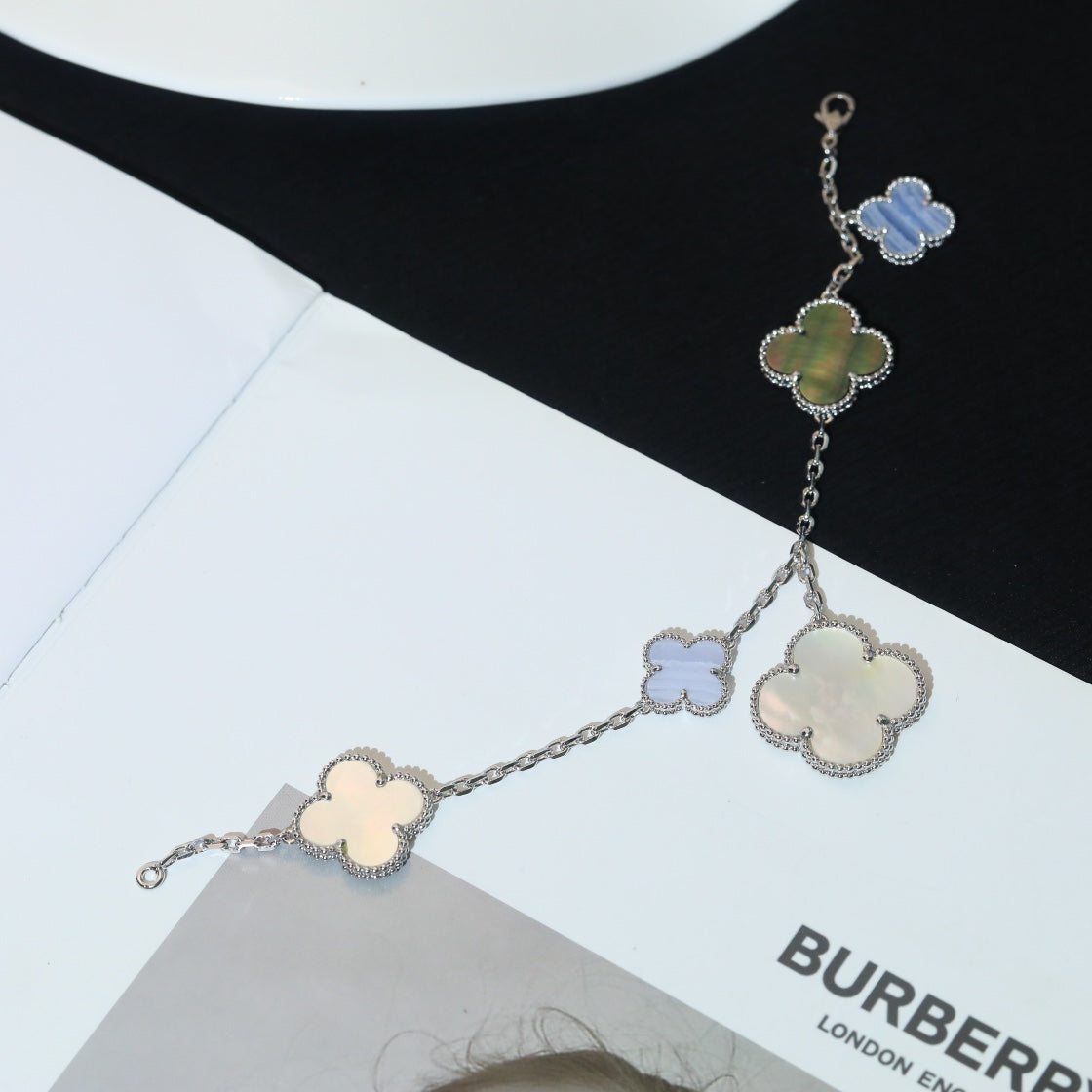 ¡®Timi¡¯CLOVER BRACELET 5 MOTIFS MOP CHALCEDONY SILVER
