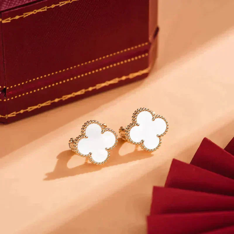TimiCLOVER MEDIUM 1 MOTIFS  WHITE MOP STUD EARRINGS