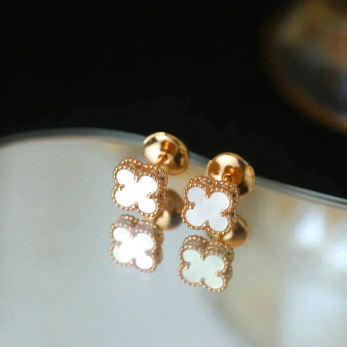 TimiCLOVER MINI 9.5MM WHITE MOP EARRINGS
