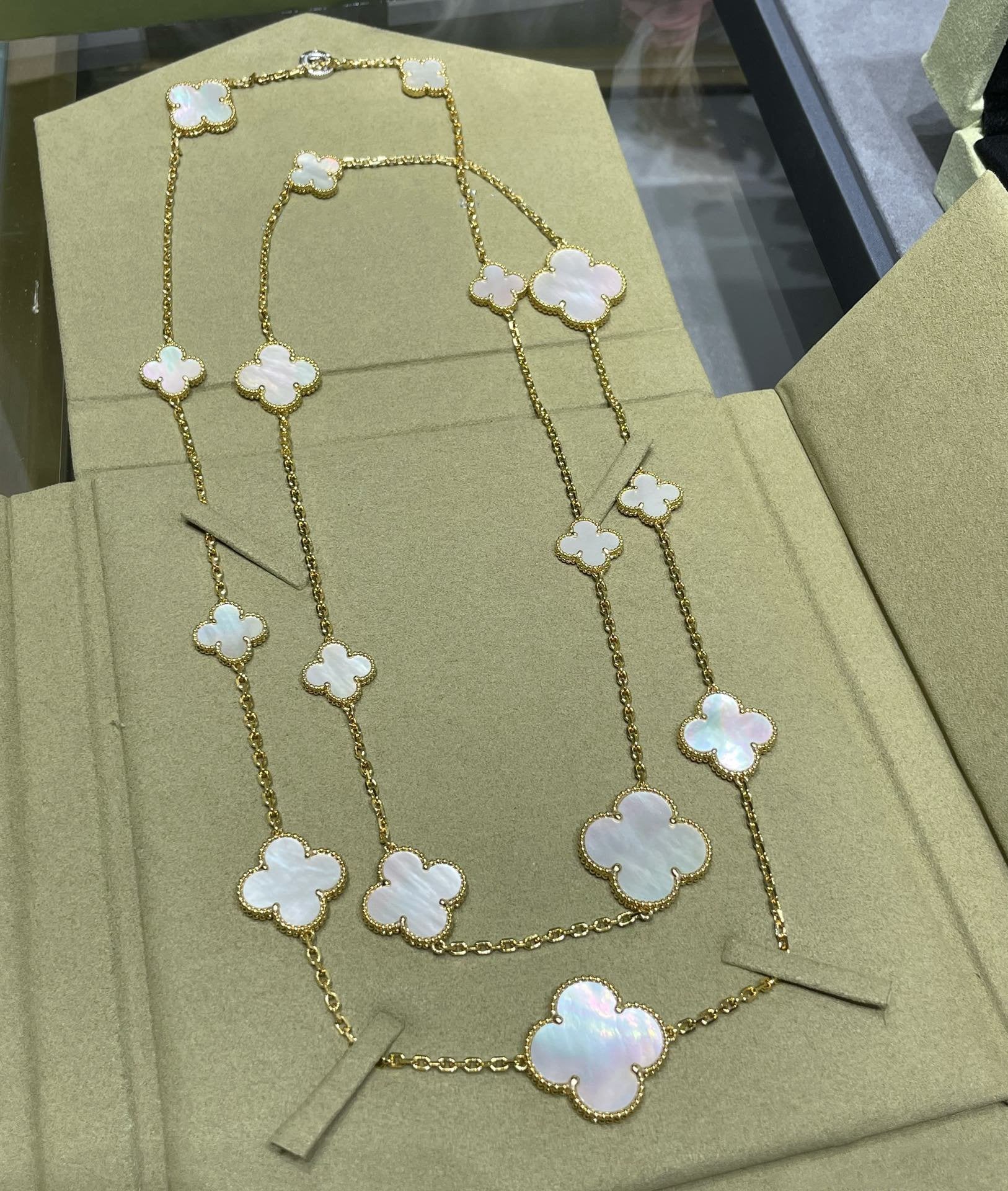 TimiCLOVER 16 MOTIF WHITE MOP GOLD NECKLACE
