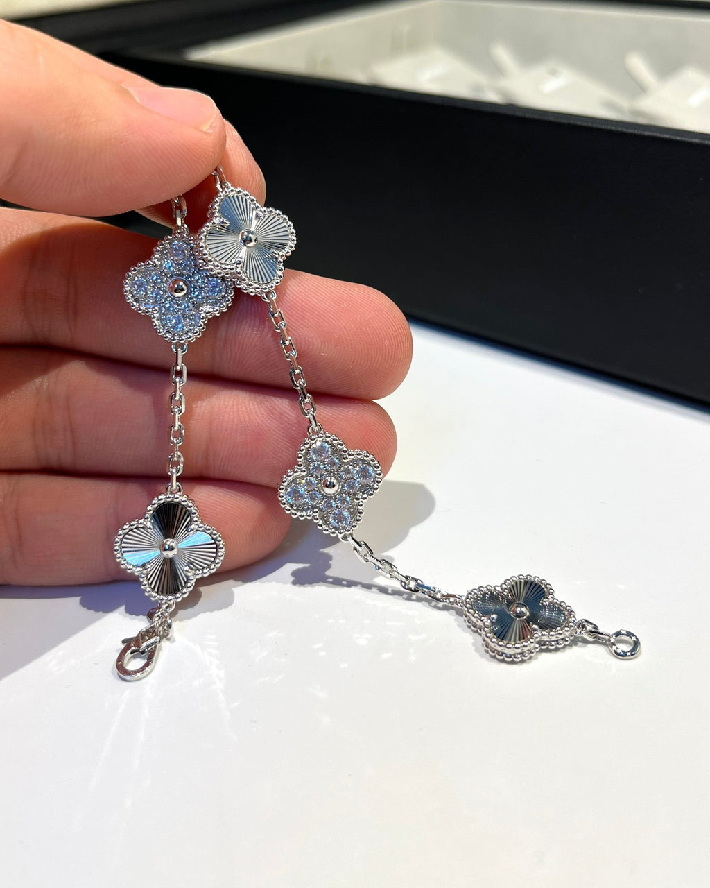 [Timi] CLOVER 5 MOTIF LASER BRACELET COLLECTION