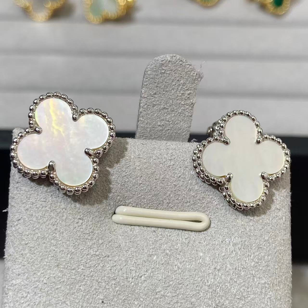 [Timi] CLOVER LARGE (20mm) 1 MOTIFS WHITE MOP STUD EARRINGS