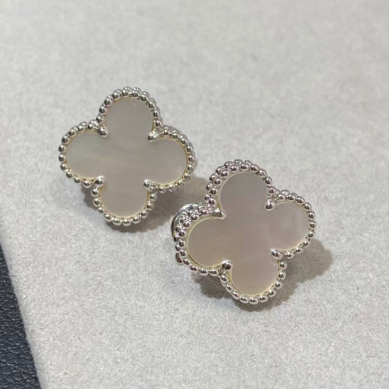 [Timi] CLOVER LARGE (20mm) 1 MOTIFS WHITE MOP STUD EARRINGS