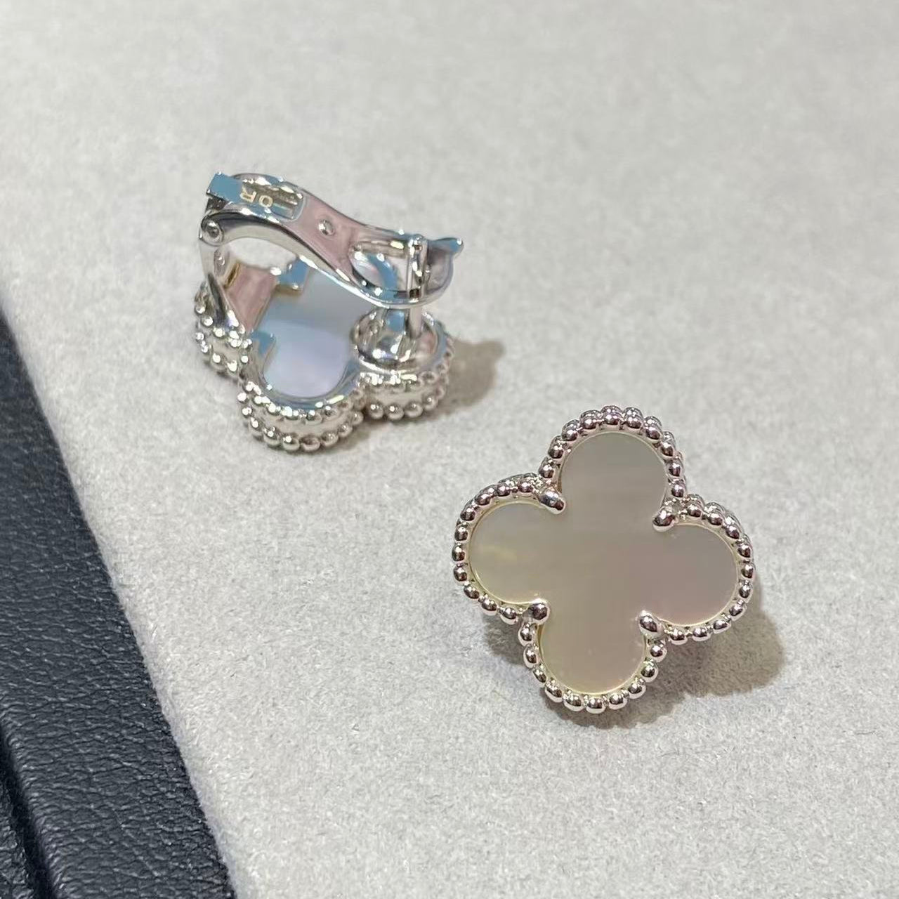 [Timi] CLOVER LARGE (20mm) 1 MOTIFS WHITE MOP STUD EARRINGS