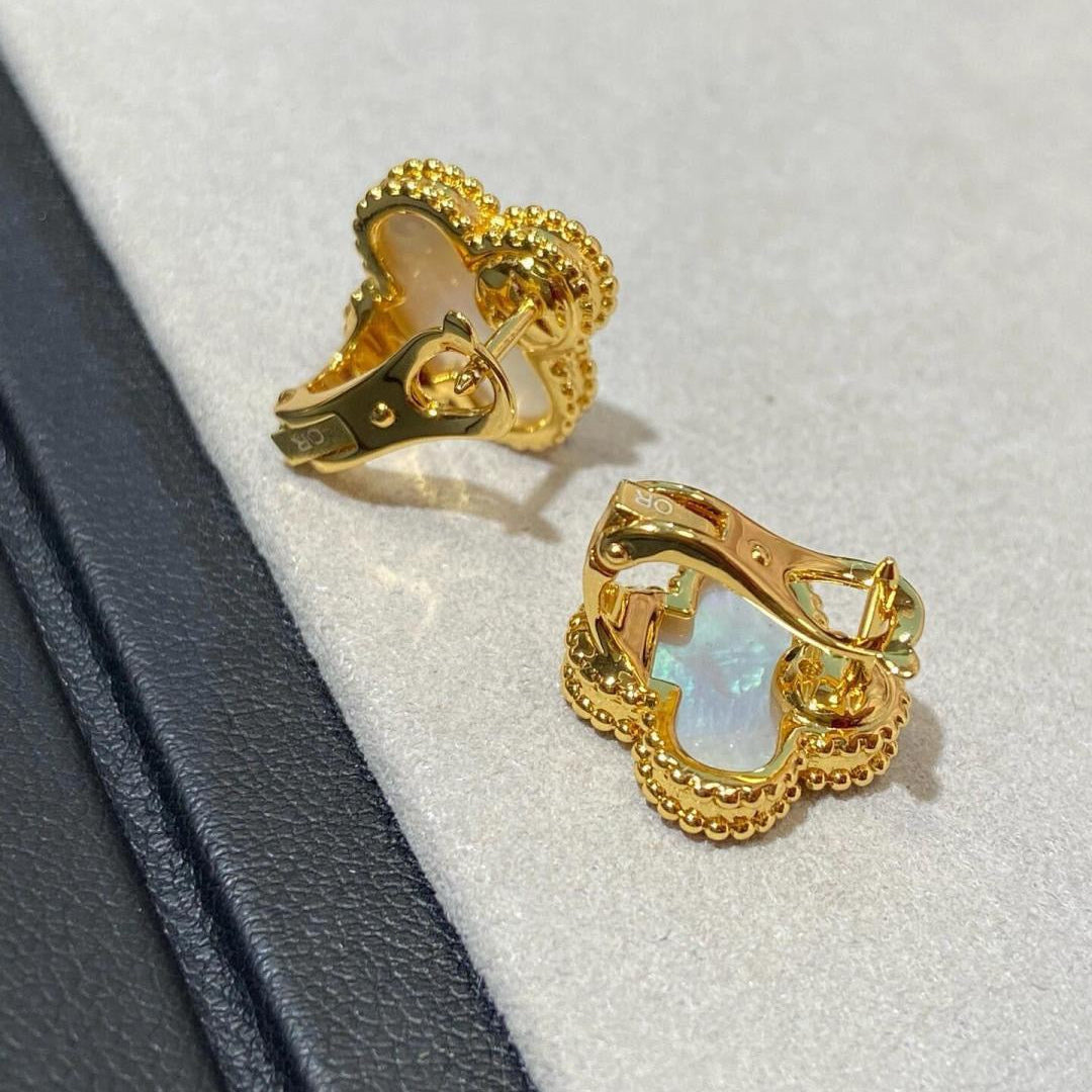 [Timi] CLOVER LARGE (20mm) 1 MOTIFS WHITE MOP STUD EARRINGS