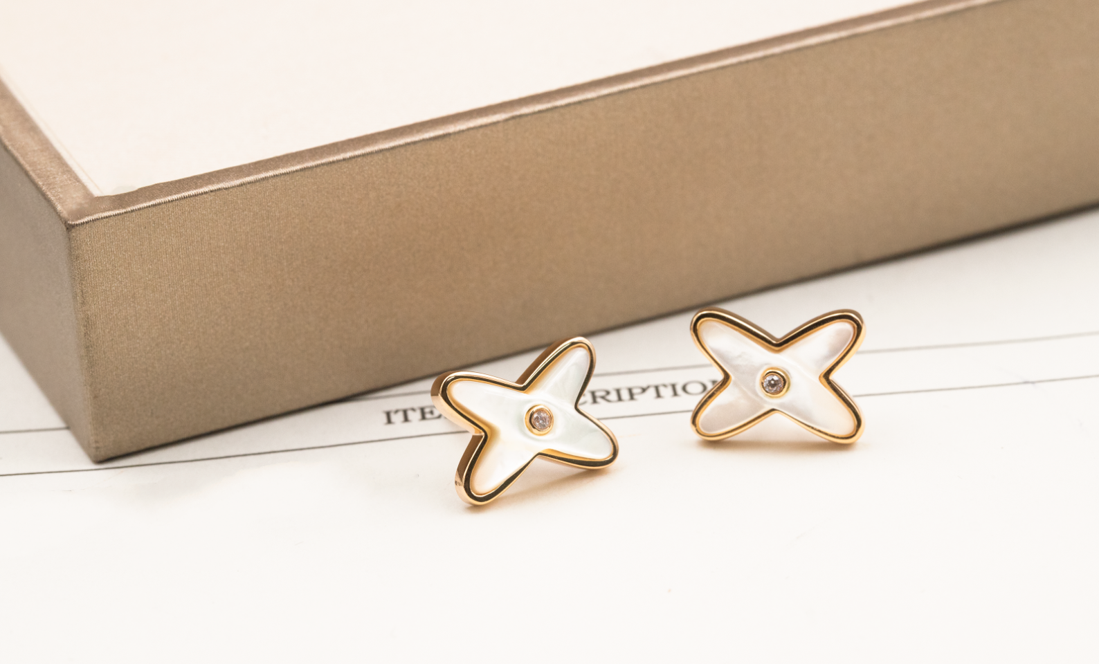 TimiJEUX DE WHITE MOP PINK GOLD DIAMOND EARRINGS