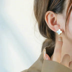 TimiCLOVER MEDIUM 1 MOTIFS  WHITE MOP STUD EARRINGS