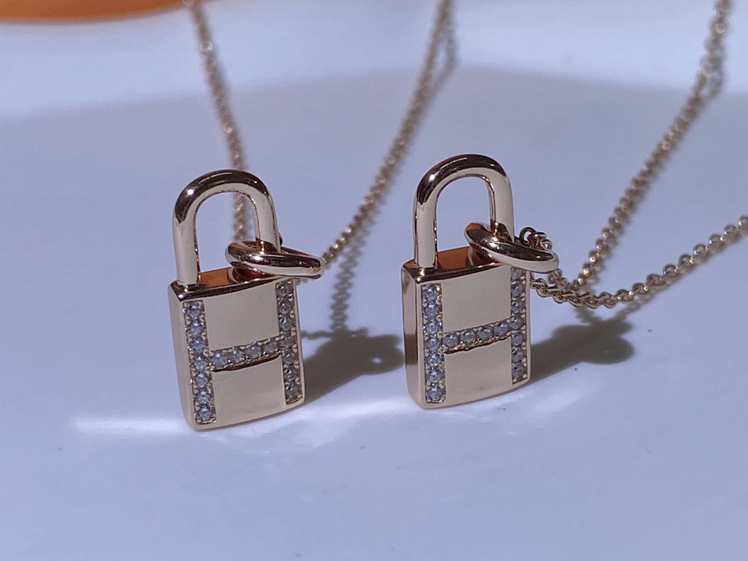 TimiHM ADVANCED NICHE LOCK HEAD NECKLACE DIAMONDS