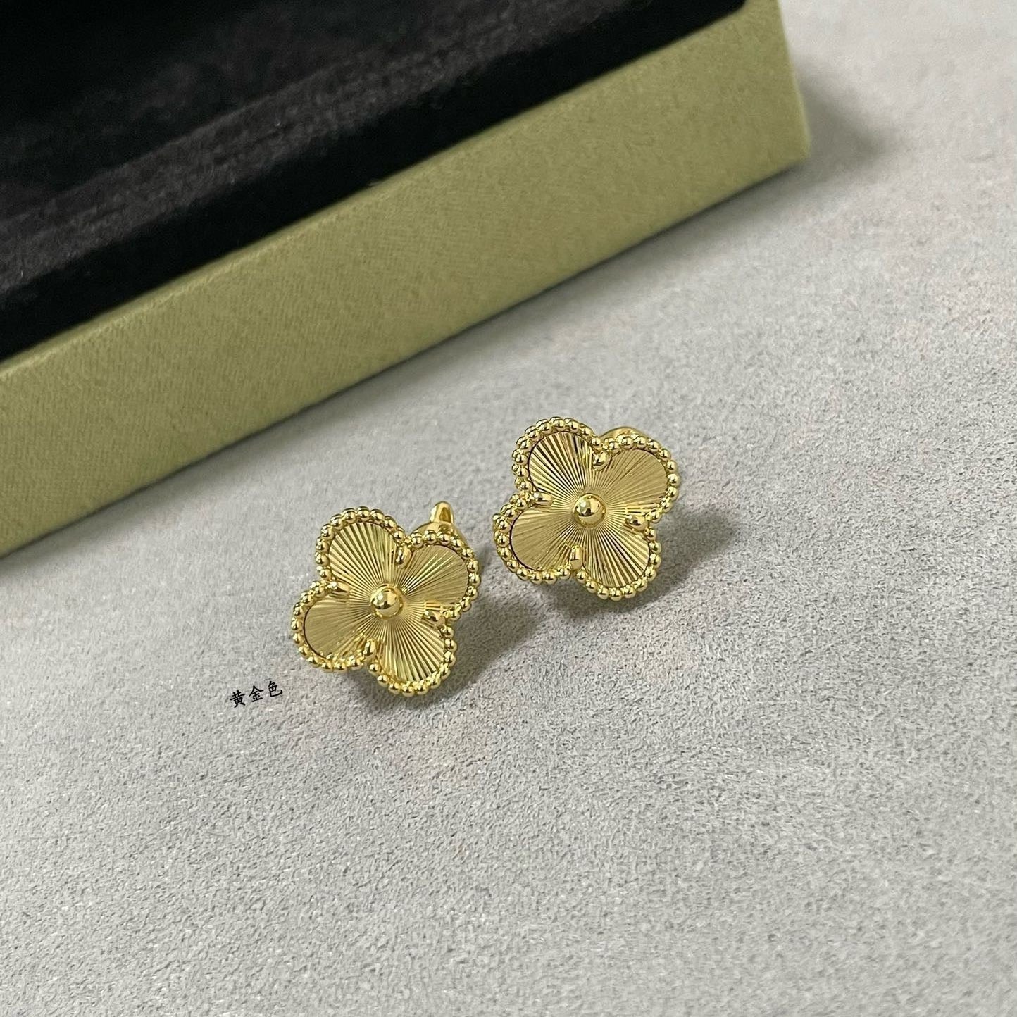 ¡®Timi¡¯CLOVER MEDIUM STUD EARRINGS