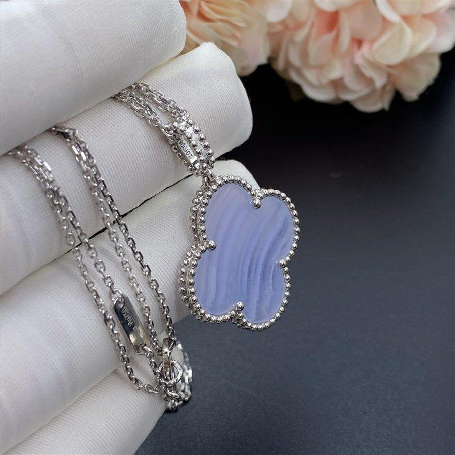 TimiCLOVER SILVER CHALCEDONY BIG CLOVER NECKLACE