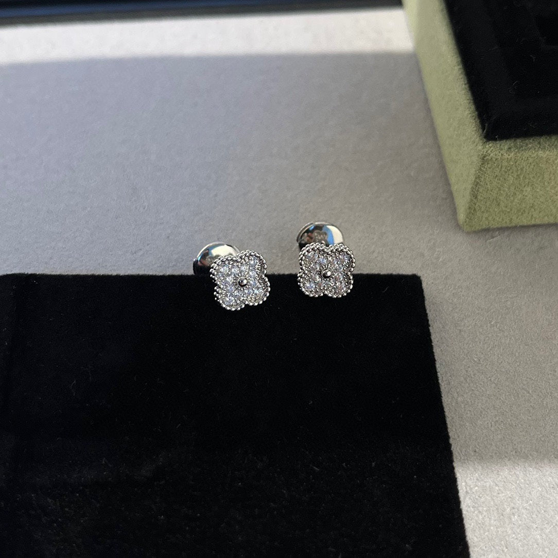 TimiCLOVER MINI DIAMOND STUD EARRINGS